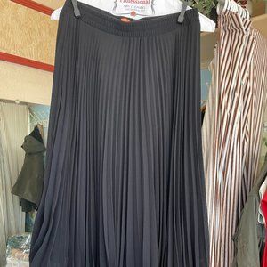 Pleated skirt